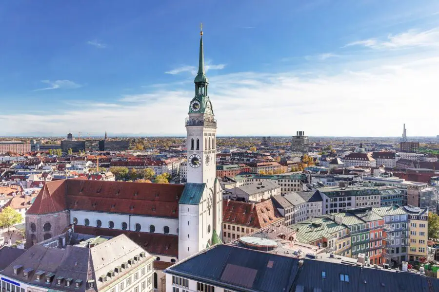 A view of the skyline with Peterskirche Munich on a bright day, one of the top spots on our Munich free walking tour