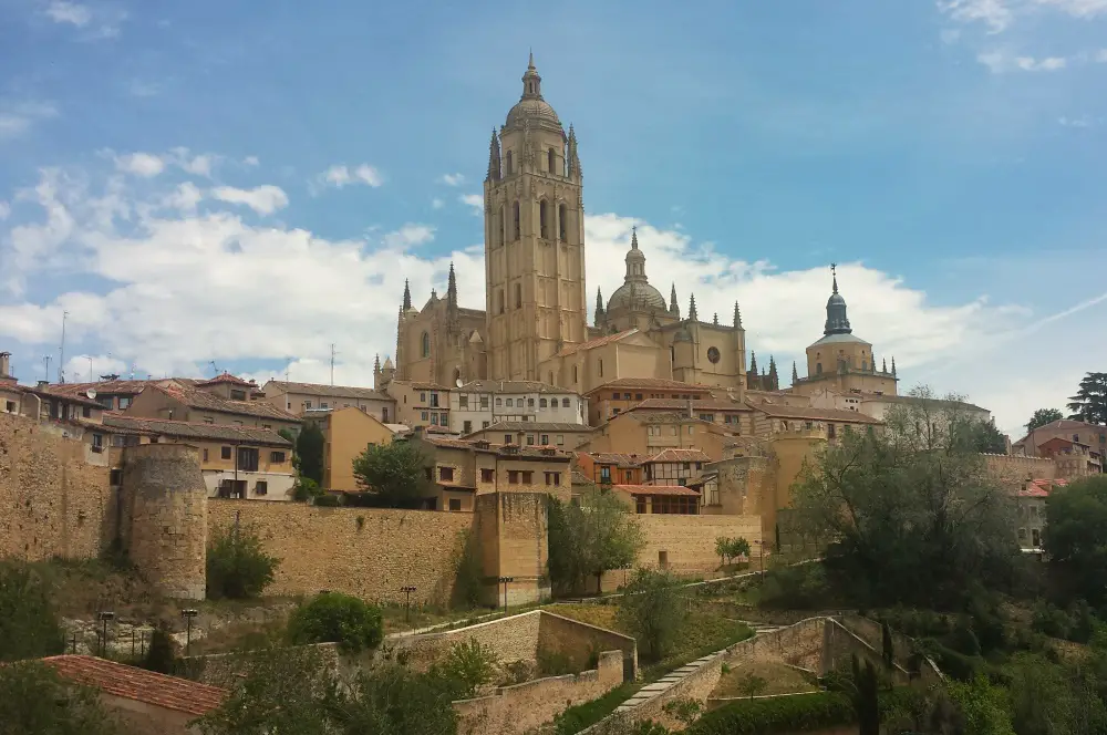 Photo of the Segovia Cathedral and the trails outside of Segovia’s medieval walls on my Segovia free walking tour.