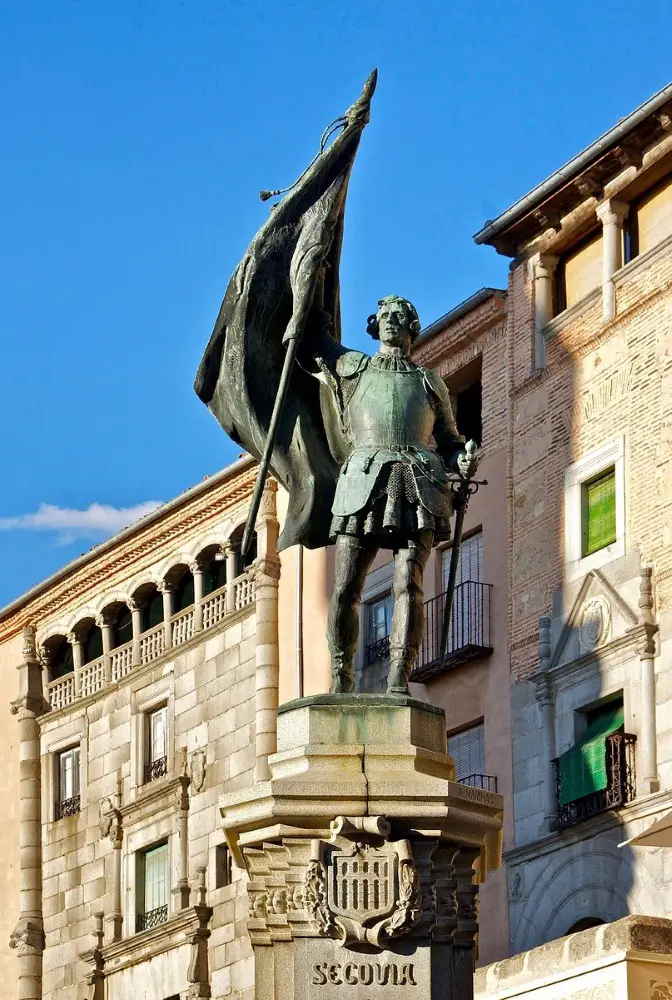 Photo of the statue of Juan Bravo in the Plaza de Medina del Campo, with the words Segovia at the base of the statue.